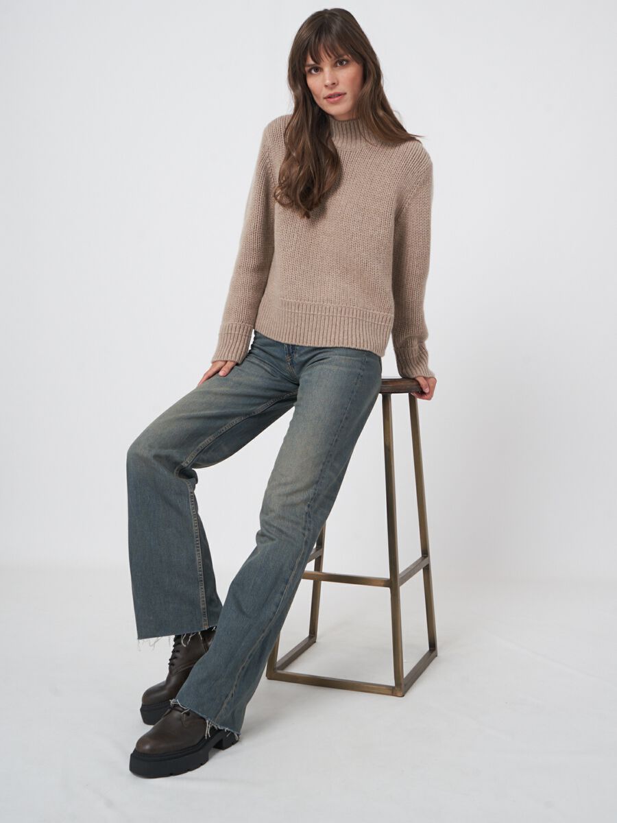 Chunky knit cashmere sweater with ribbed stand collar image number 3