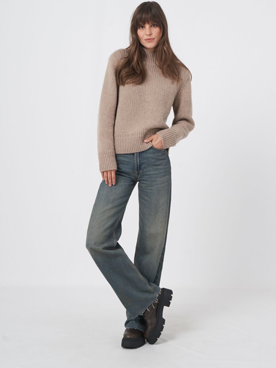 Chunky knit cashmere sweater with ribbed stand collar image number 7