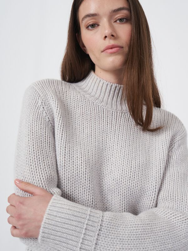 Grof gebreide cashmere trui met geribde opstaande kraag image number 1