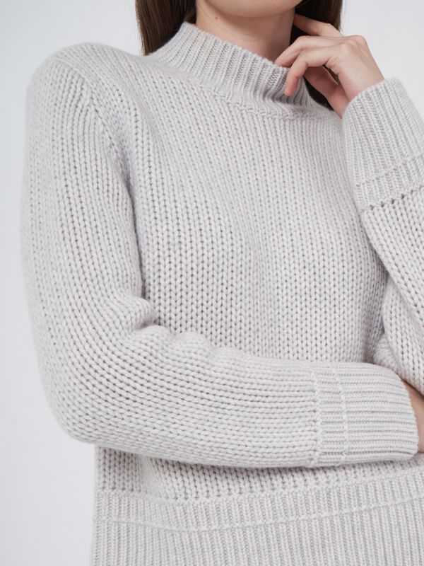Grof gebreide cashmere trui met geribde opstaande kraag image number 2