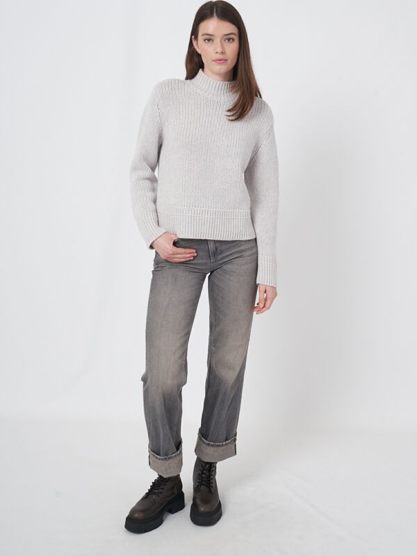 Grof gebreide cashmere trui met geribde opstaande kraag image number 4