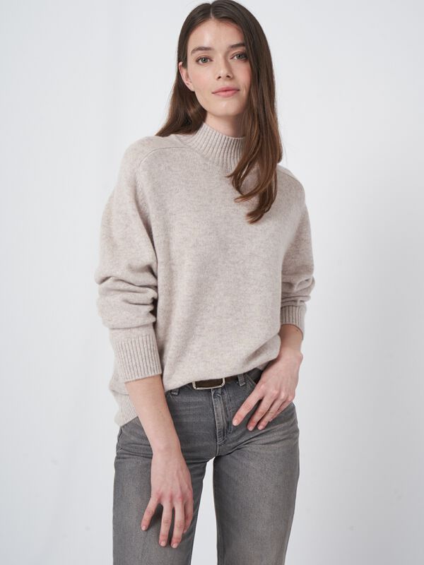 Loose fit cashmere trui met hoge kraag image number 0