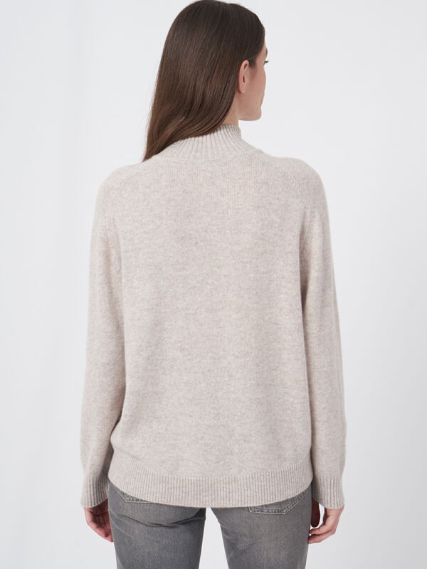 Locker sitzender Kaschmir-Pullover mit hohem Kragen image number 3