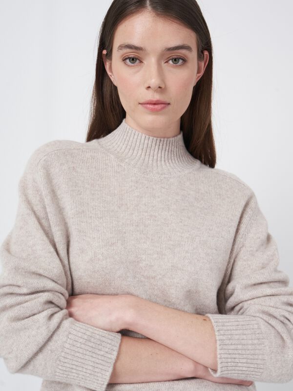Locker sitzender Kaschmir-Pullover mit hohem Kragen image number 1