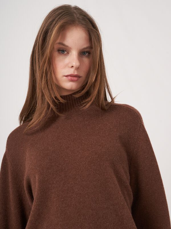 Loose fit high neck cashmere sweater image number 2