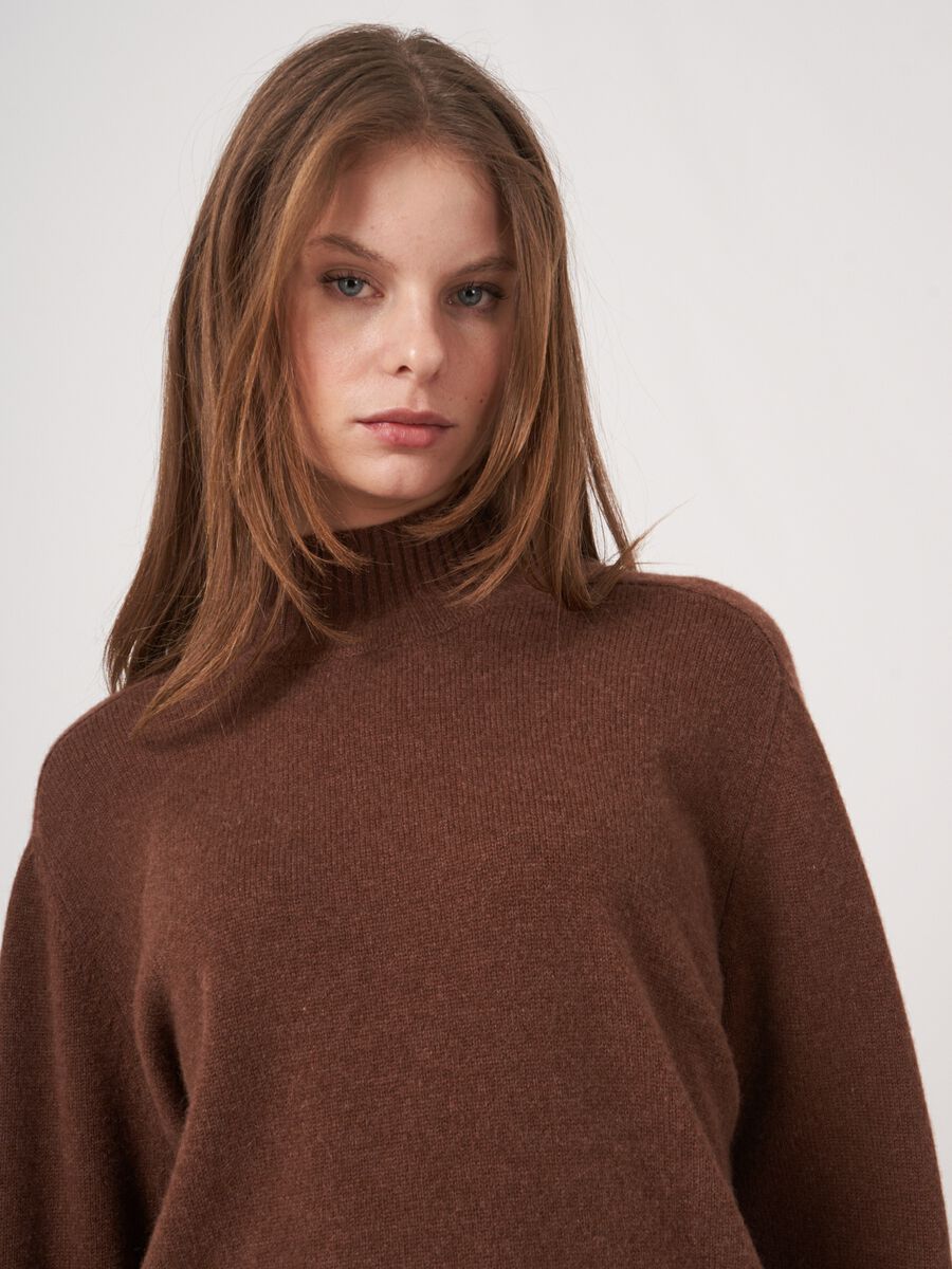 Loose fit high neck cashmere sweater image number 2