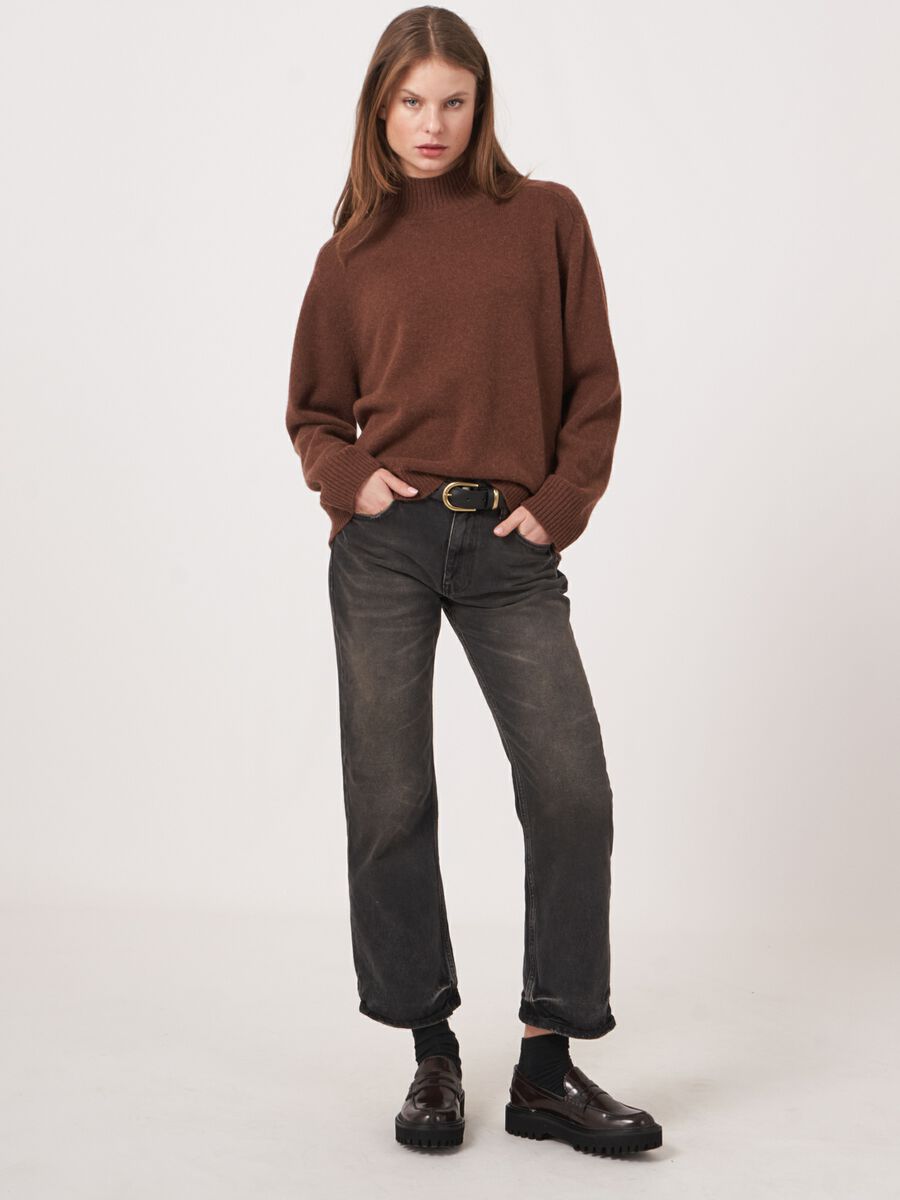 Loose fit high neck cashmere sweater image number 4