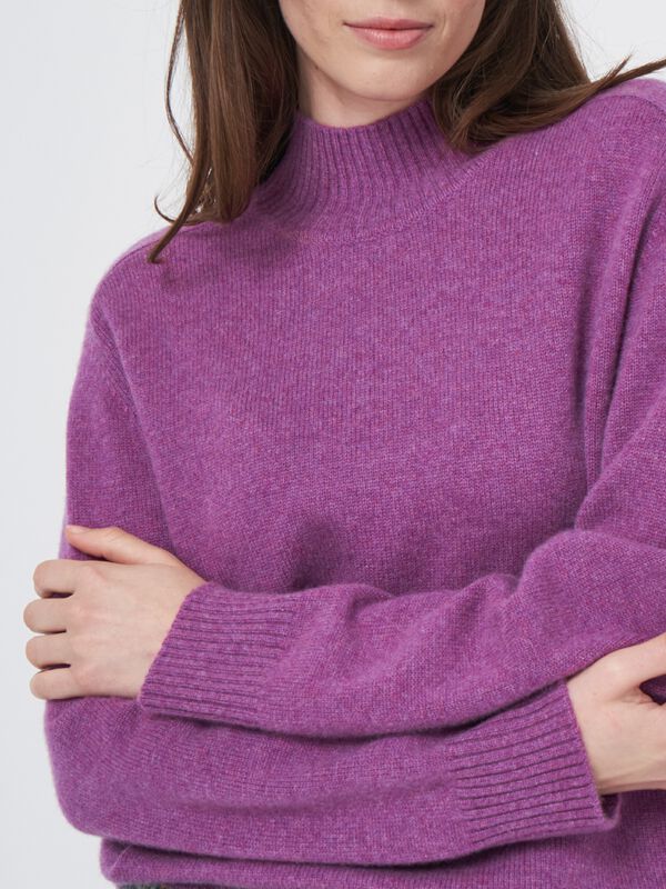 Pull ample &agrave; col montant en cachemire image number 2