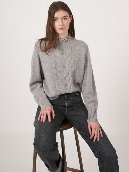 Kaschmir-Pullover mit hohem Kragen und Zopfdetail