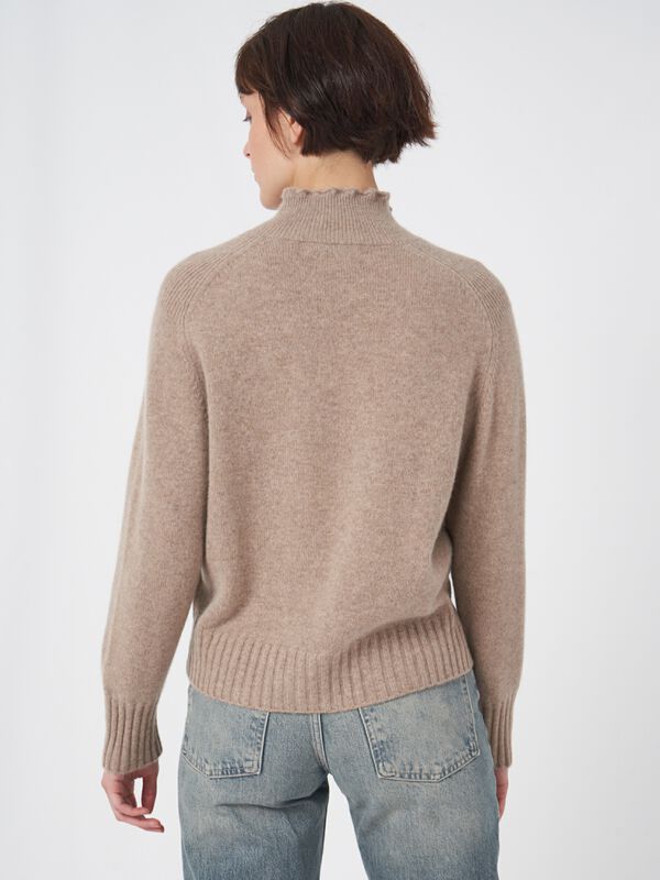 Kaschmir-Pullover mit hohem Kragen und Zopfdetail image number 3