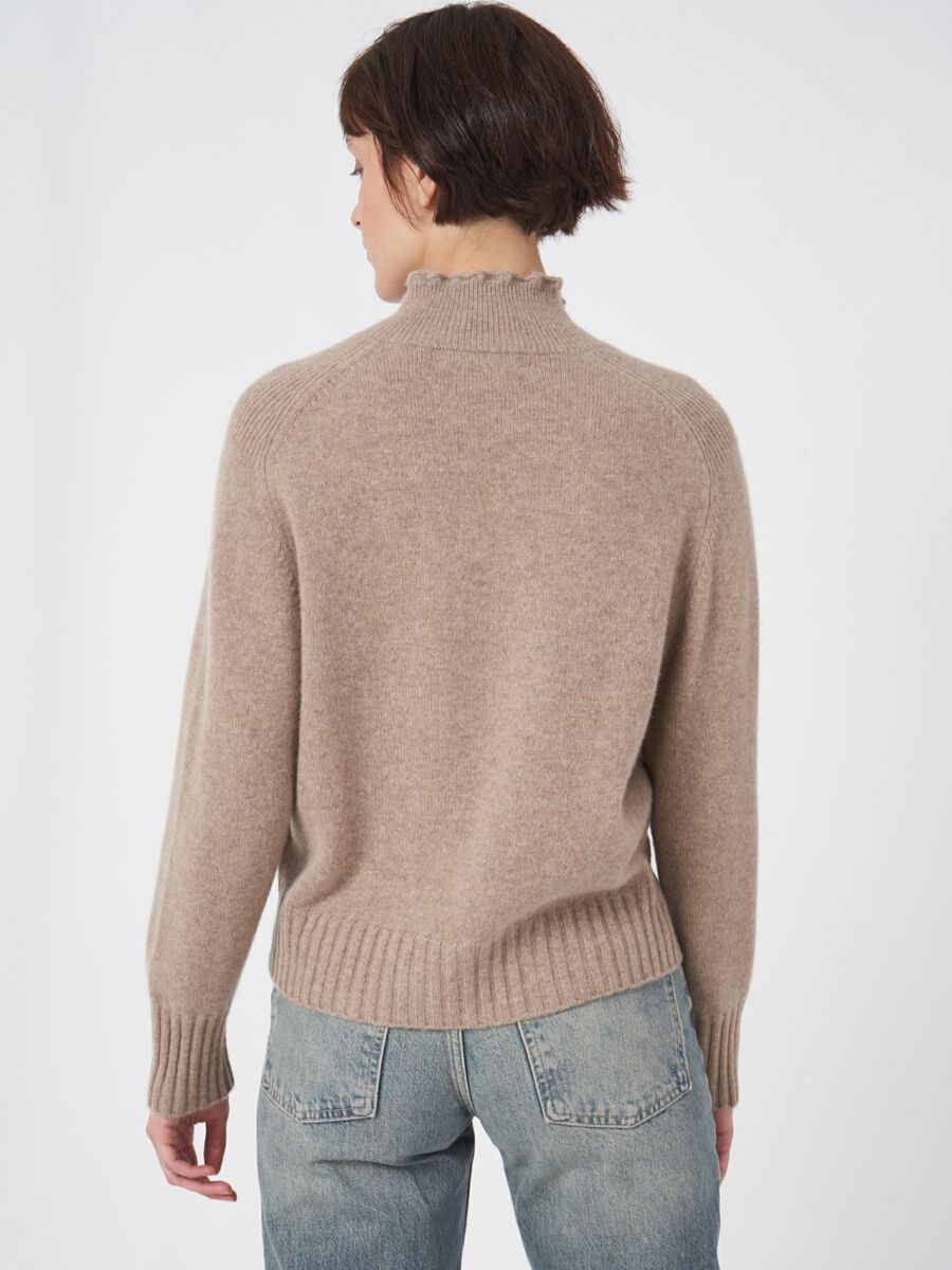 Cashmere trui met opstaande kraag en kabeldetail image number 3