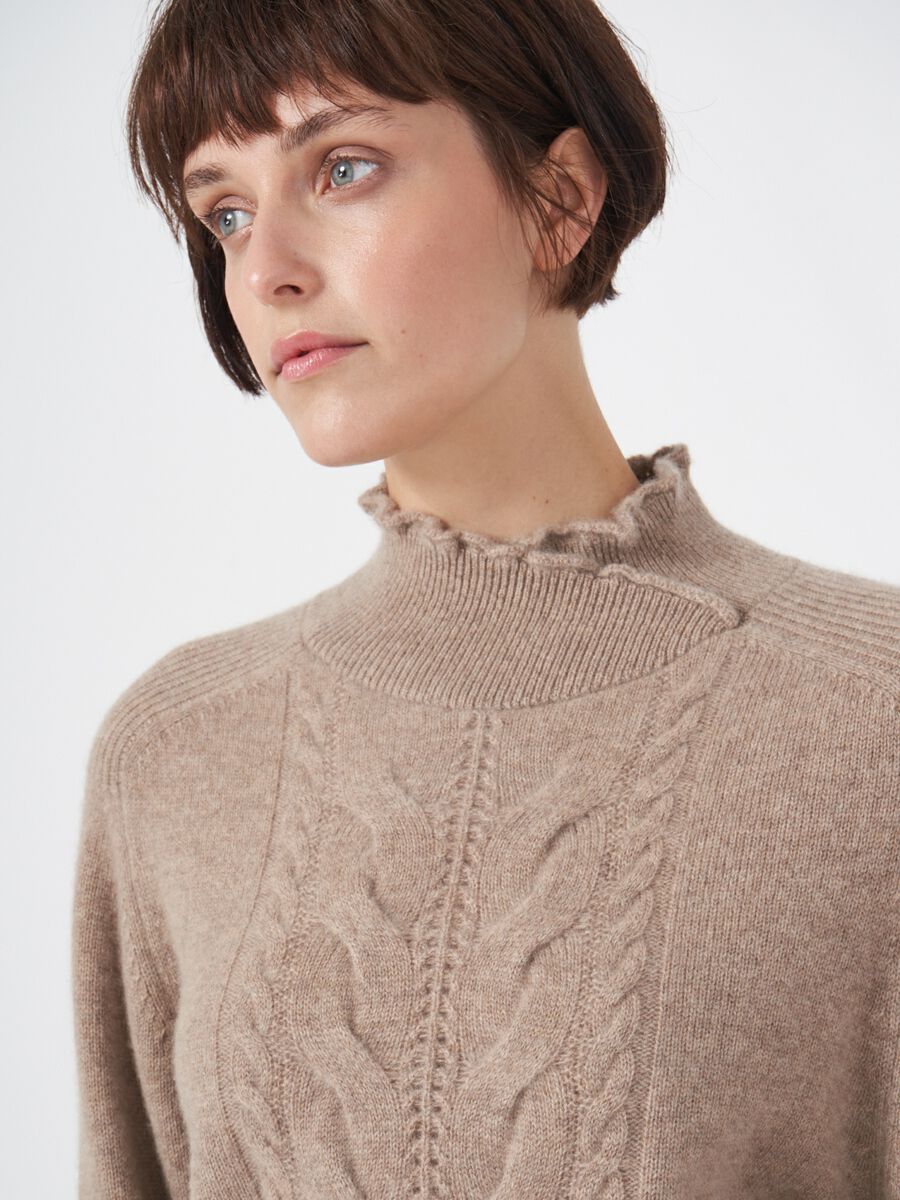 Cashmere trui met opstaande kraag en kabeldetail image number 1