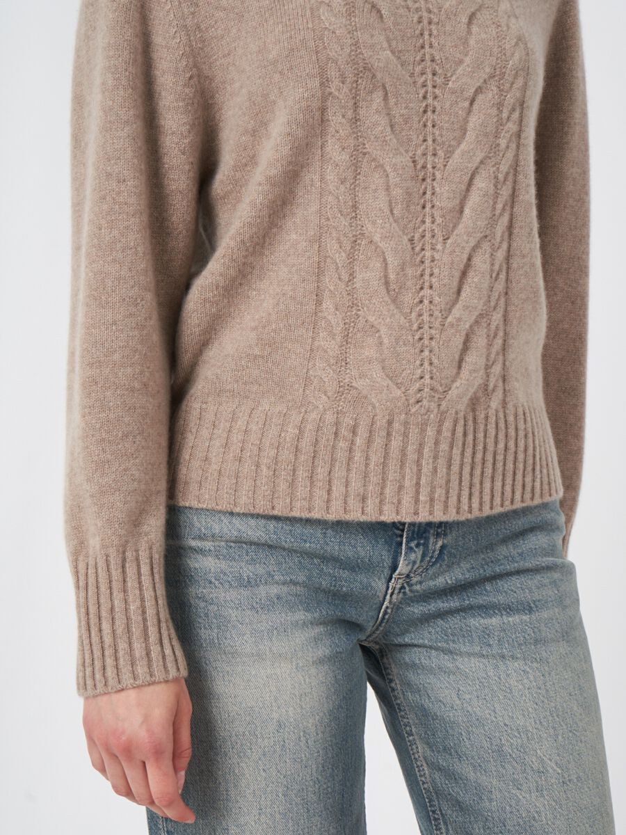 Cashmere trui met opstaande kraag en kabeldetail image number 2