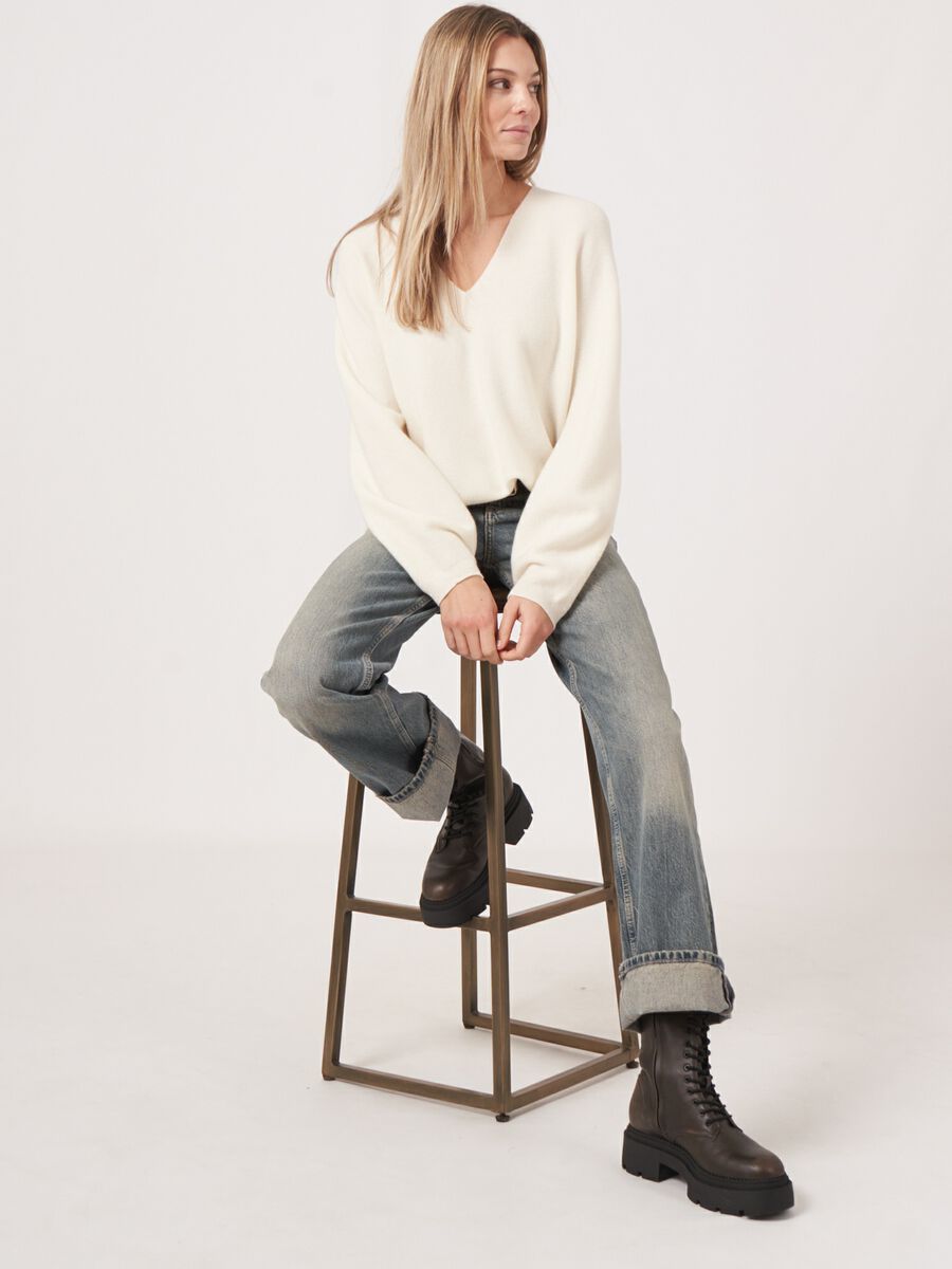 Seamless knitted V-neck cashmere sweater image number 0