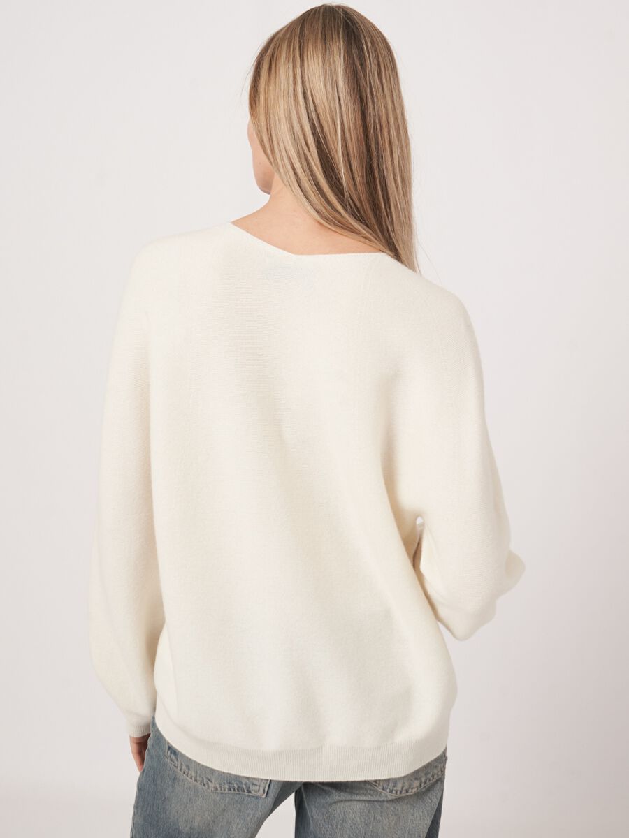Seamless knitted V-neck cashmere sweater image number 3