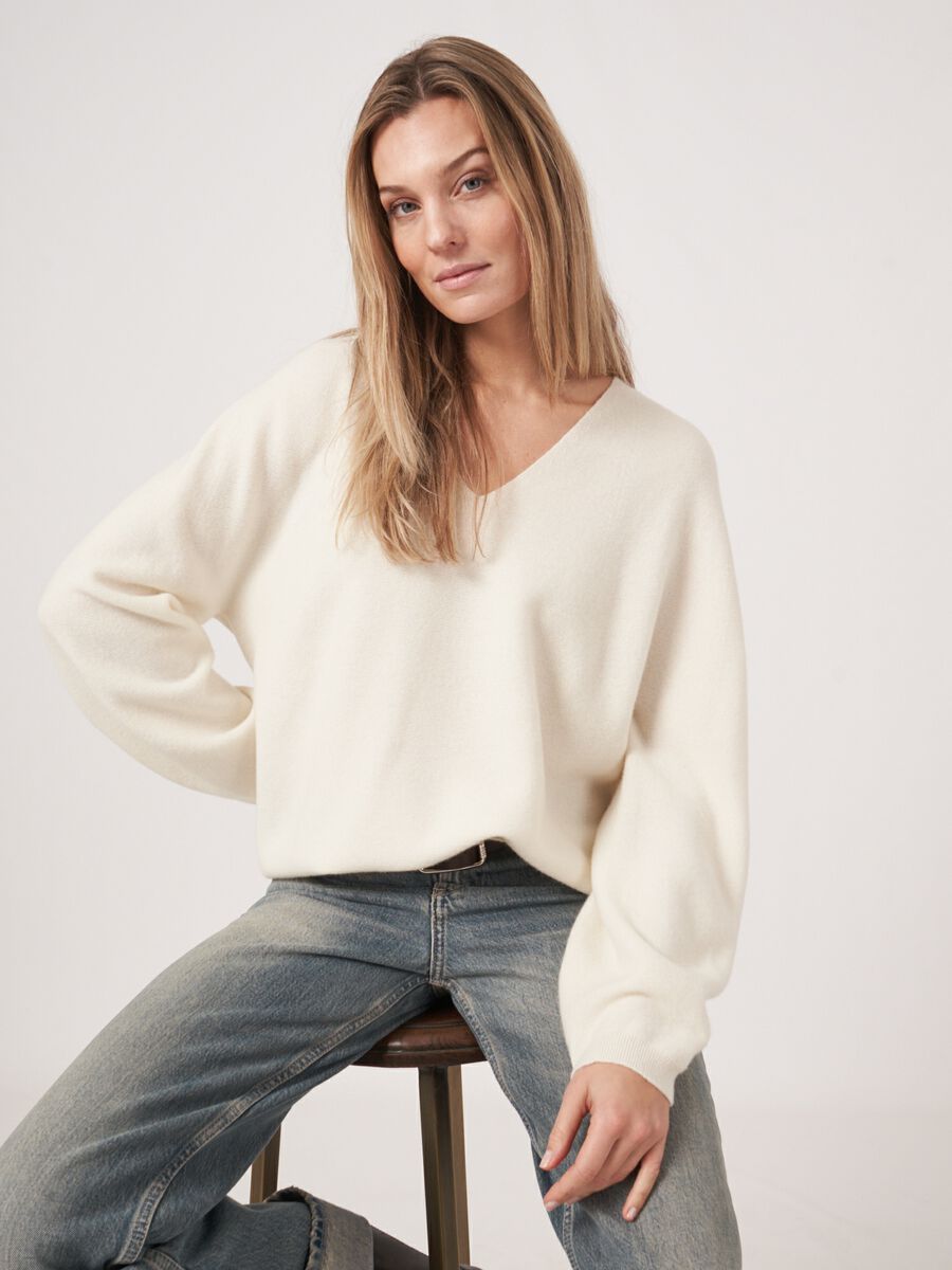 Seamless knitted V-neck cashmere sweater image number 0