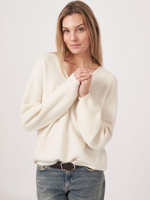 Seamless knitted V-neck cashmere sweater
