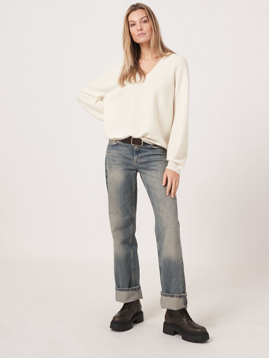 Seamless knitted V-neck cashmere sweater image number 4