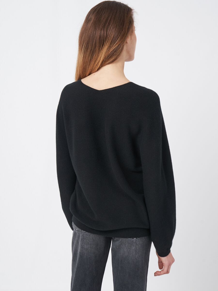 Naadloos gebreid cashmere trui met V-hals image number 3