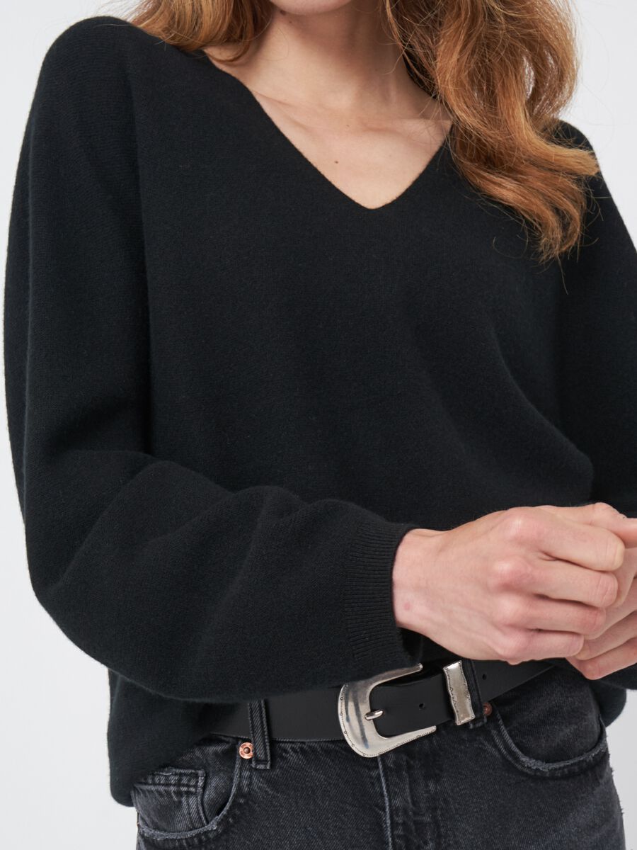 Naadloos gebreid cashmere trui met V-hals image number 1