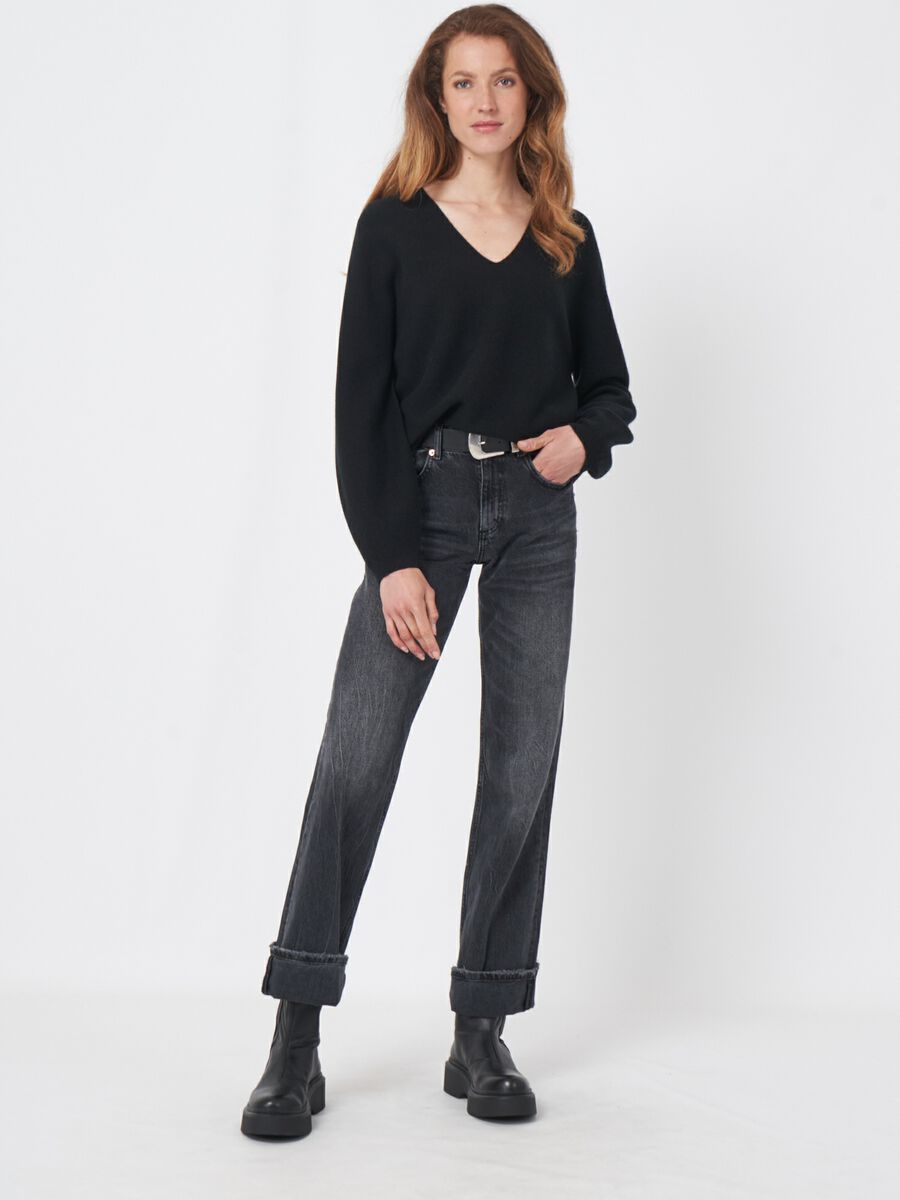 Naadloos gebreid cashmere trui met V-hals image number 4