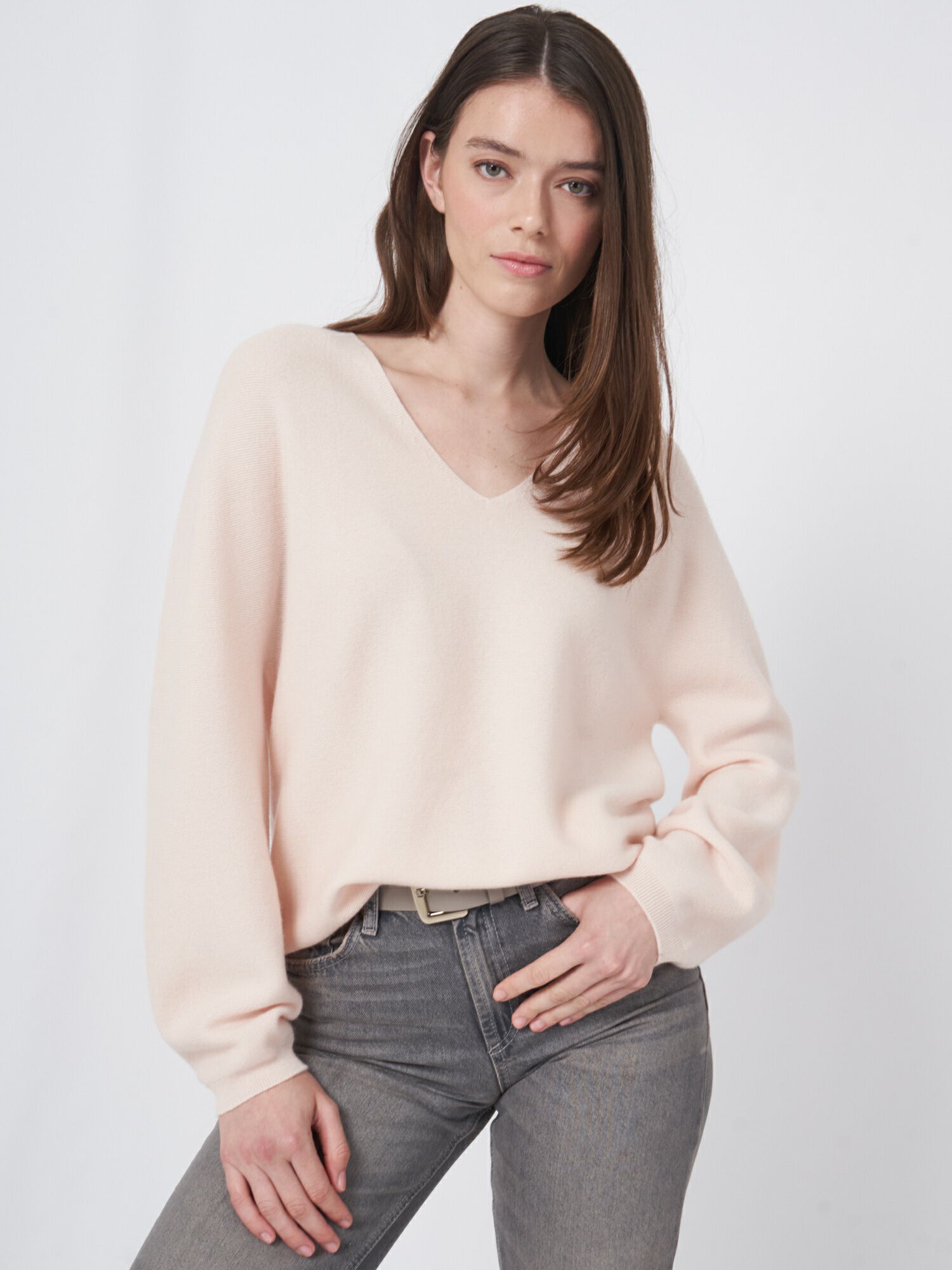 Naadloos gebreid cashmere trui met V-hals