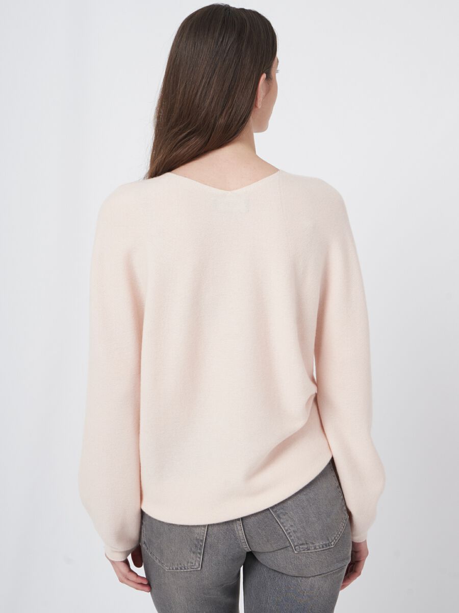 Naadloos gebreid cashmere trui met V-hals image number 3