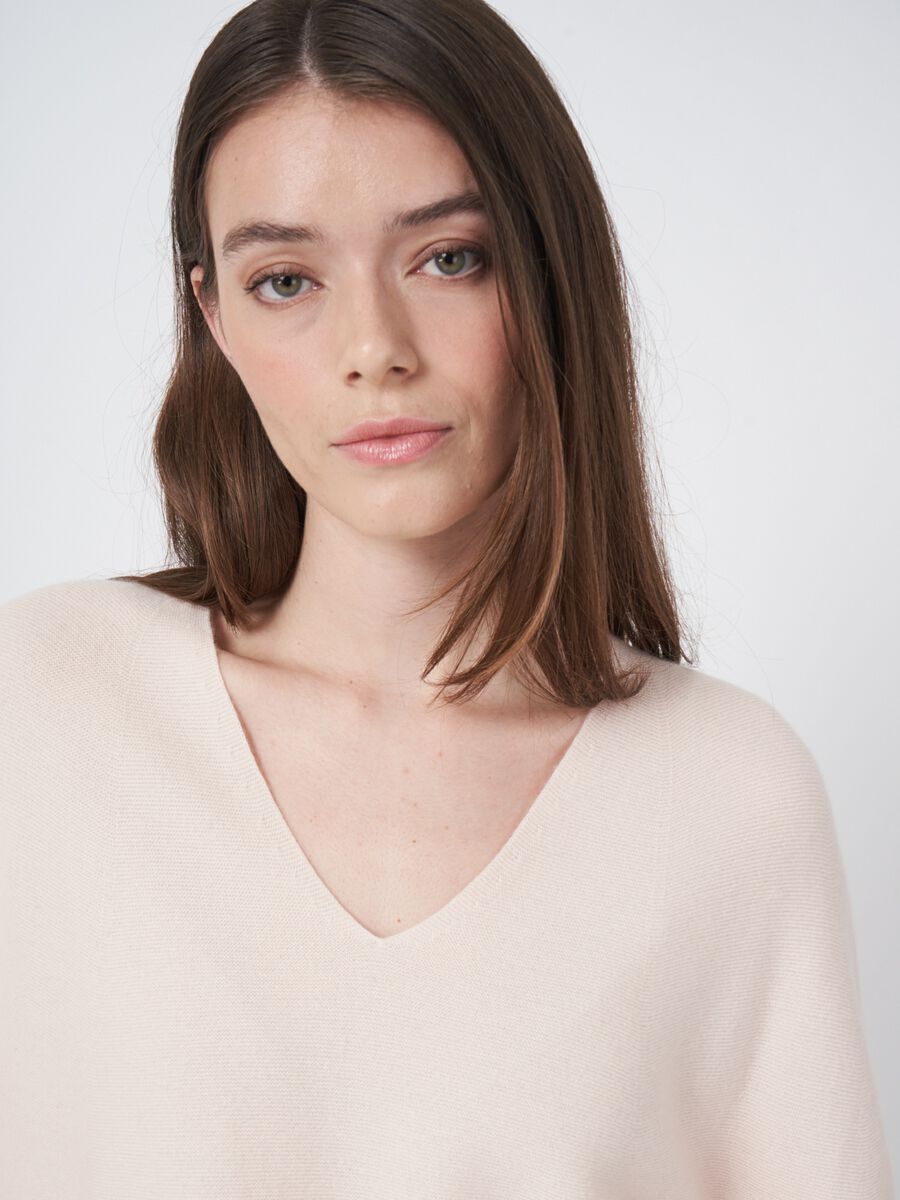 Naadloos gebreid cashmere trui met V-hals image number 2