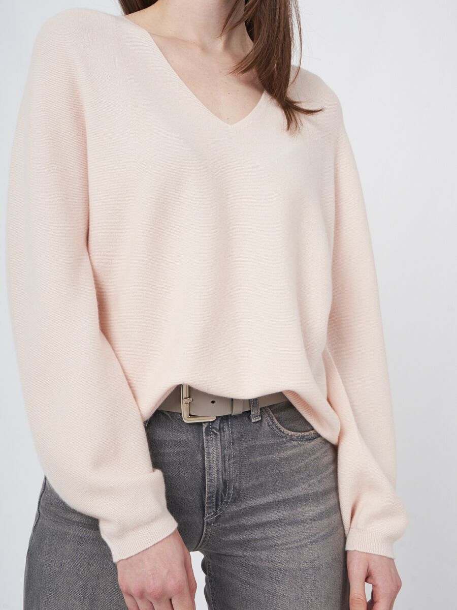 Naadloos gebreid cashmere trui met V-hals image number 1