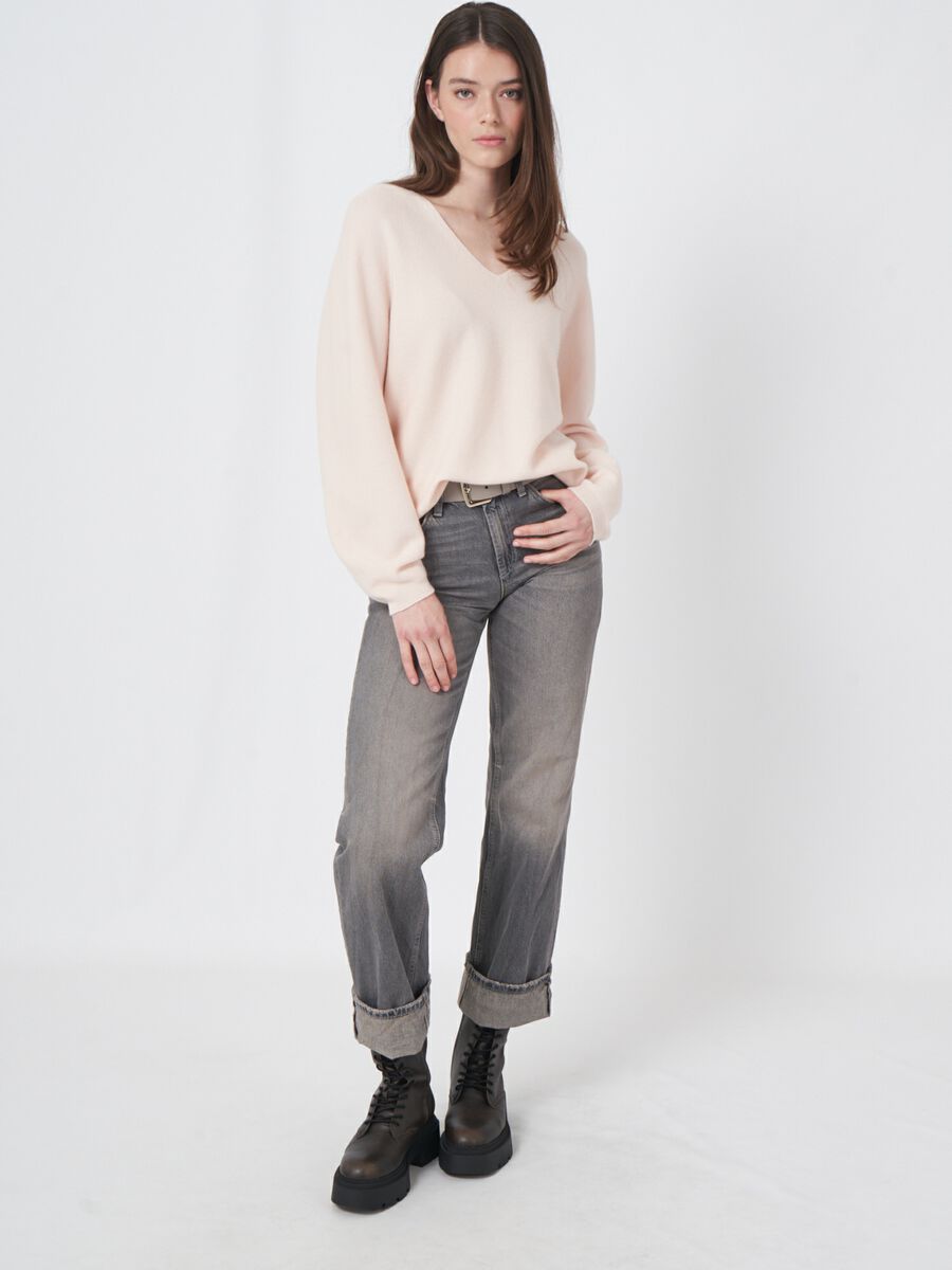 Naadloos gebreid cashmere trui met V-hals image number 4