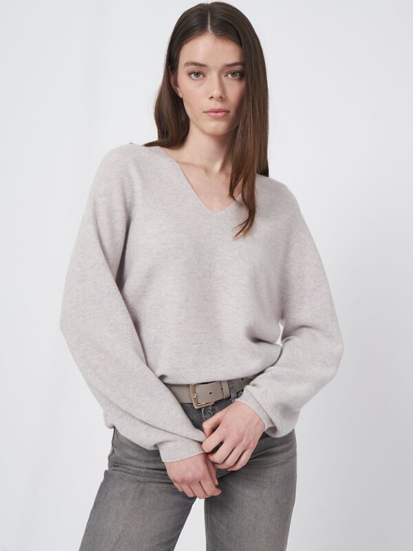 Naadloos gebreid cashmere trui met V-hals image number 0