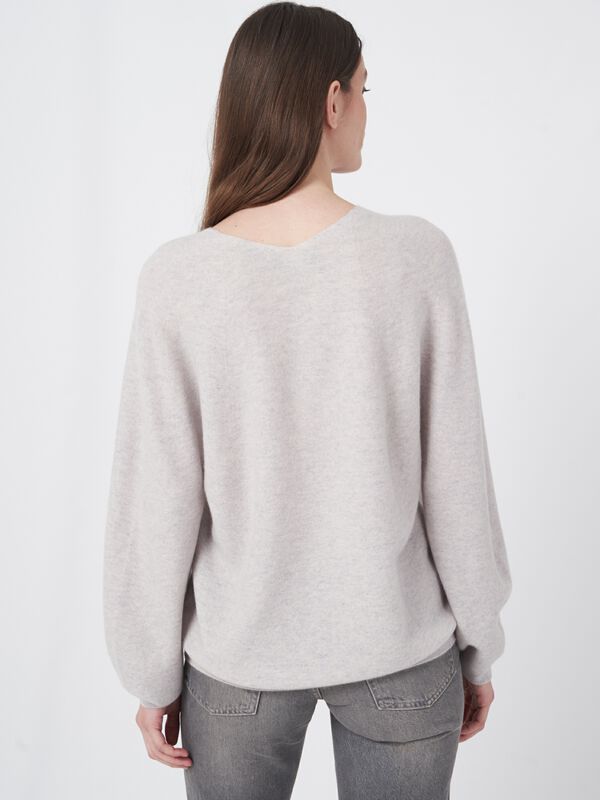 Naadloos gebreid cashmere trui met V-hals image number 4