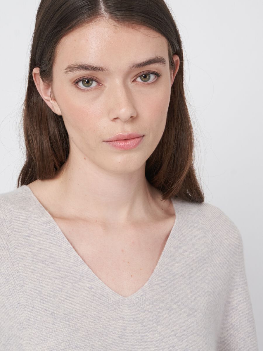 Nahtloser gestrickter Kaschmir-Pullover mit V-Ausschnitt image number 3