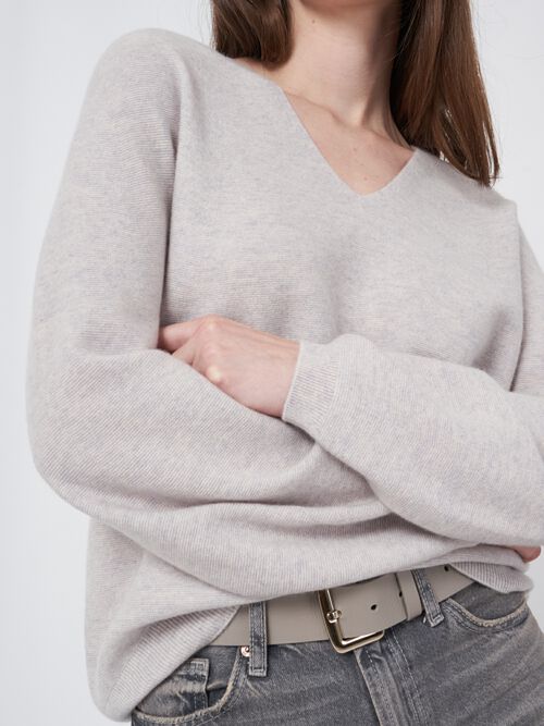 Nahtloser gestrickter Kaschmir-Pullover mit V-Ausschnitt