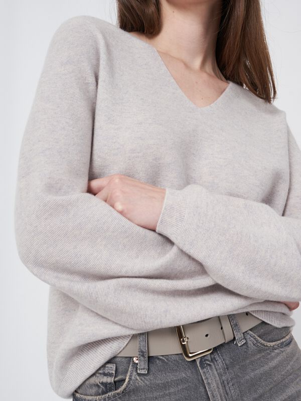 Naadloos gebreid cashmere trui met V-hals image number 1