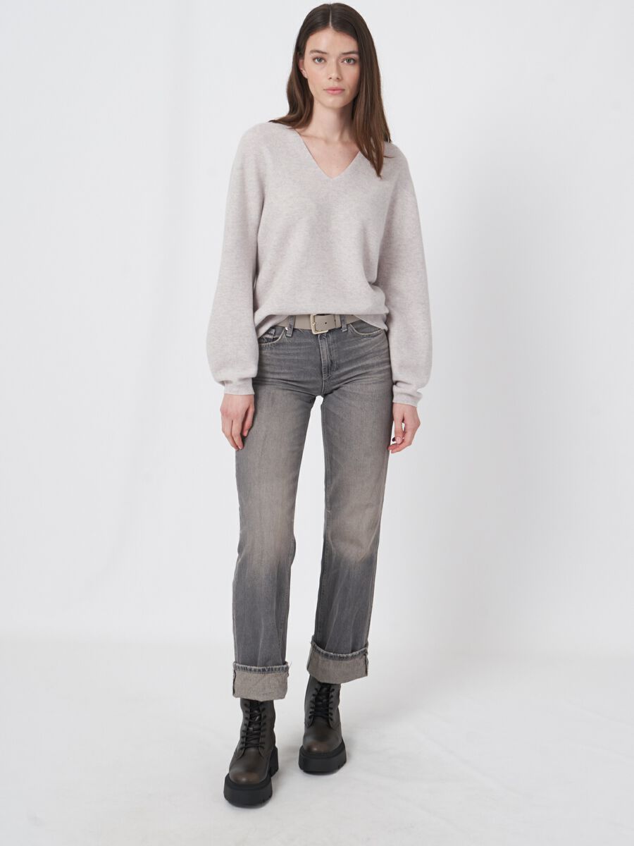 Nahtloser gestrickter Kaschmir-Pullover mit V-Ausschnitt image number 2