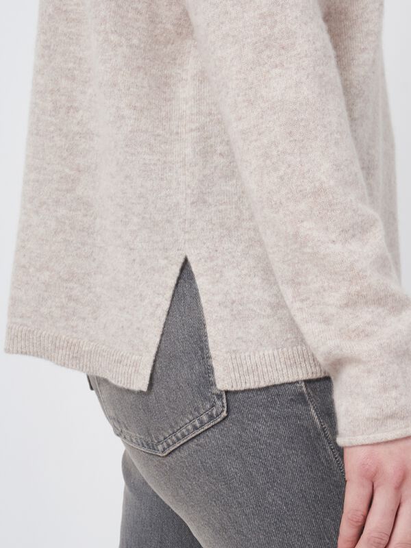 Lichte cashmere sweater met V-hals image number 2