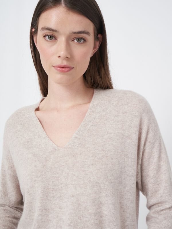 Lichte cashmere sweater met V-hals image number 1