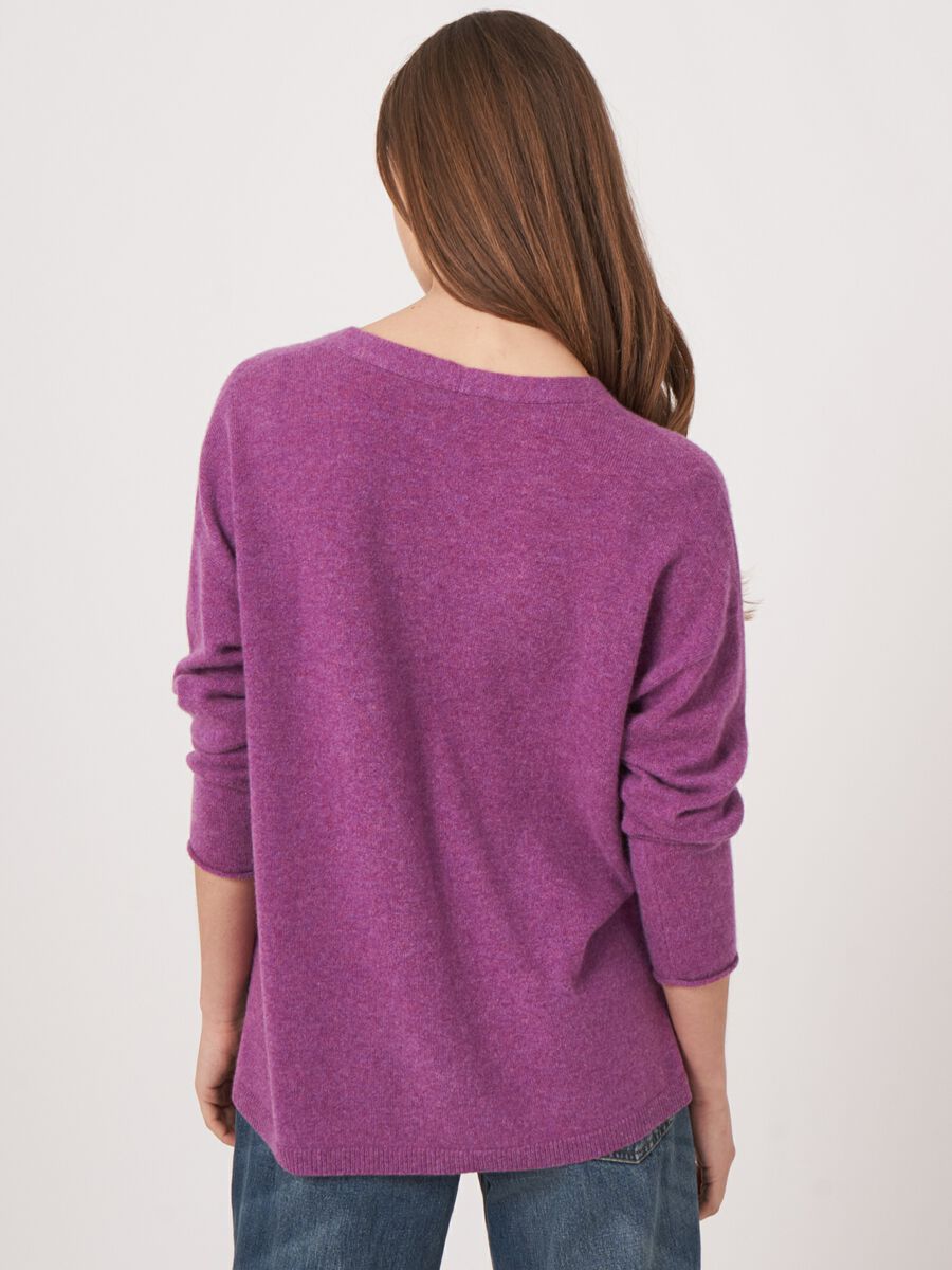 Pull léger en cachemire à col en V image number 2