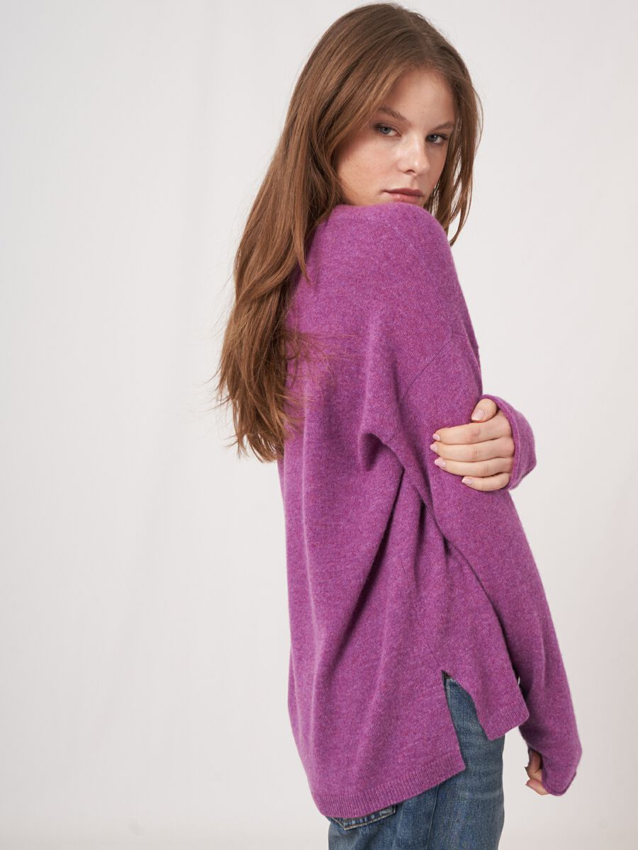 Pull léger en cachemire à col en V image number 3