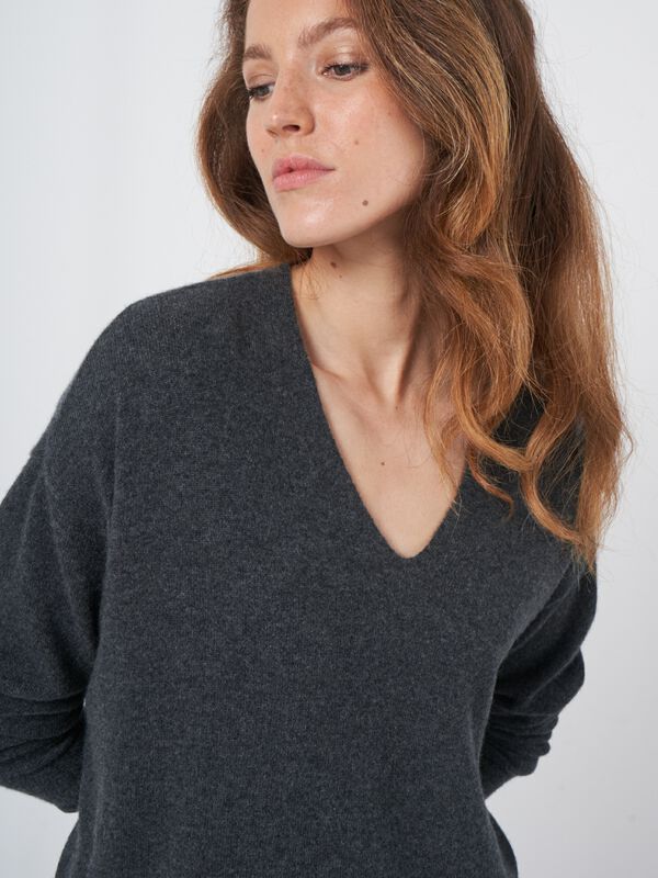 Pull léger en cachemire à col en V image number 3