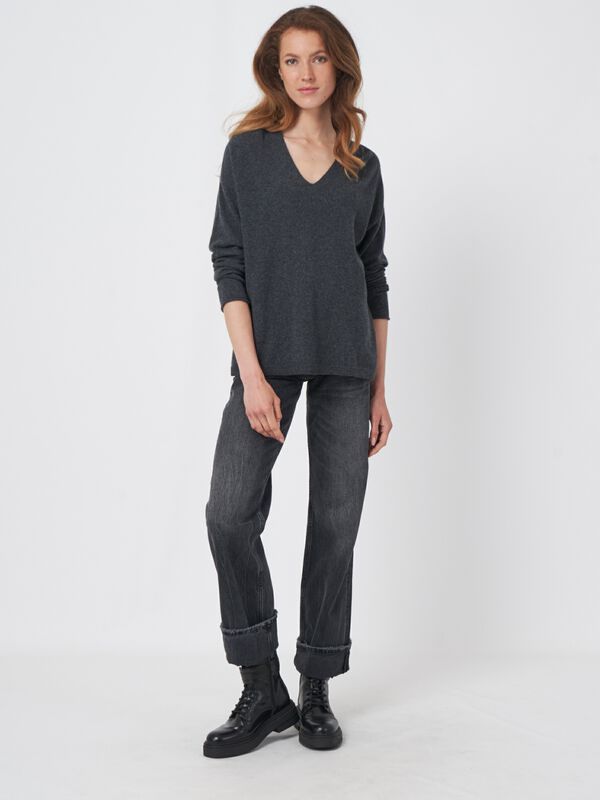 Pull léger en cachemire à col en V image number 2