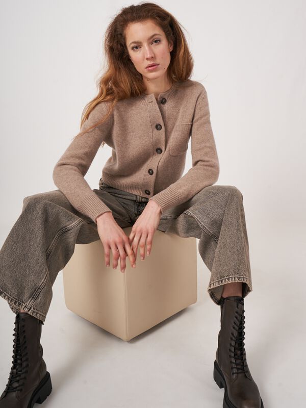 Korte grofgebreid cashmere cardigan image number 4