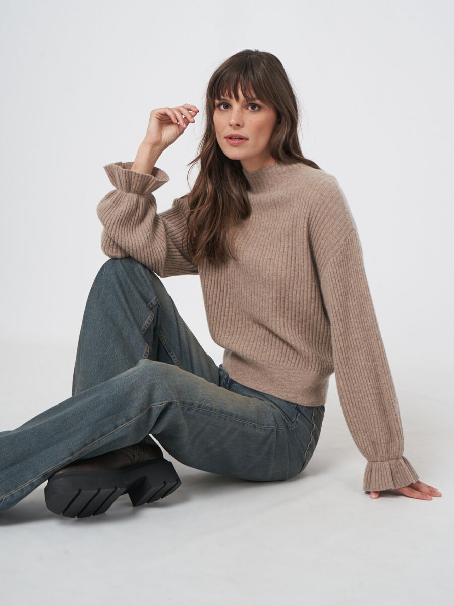 Ribgebreide cashmere trui ruche aan de mouw image number 2