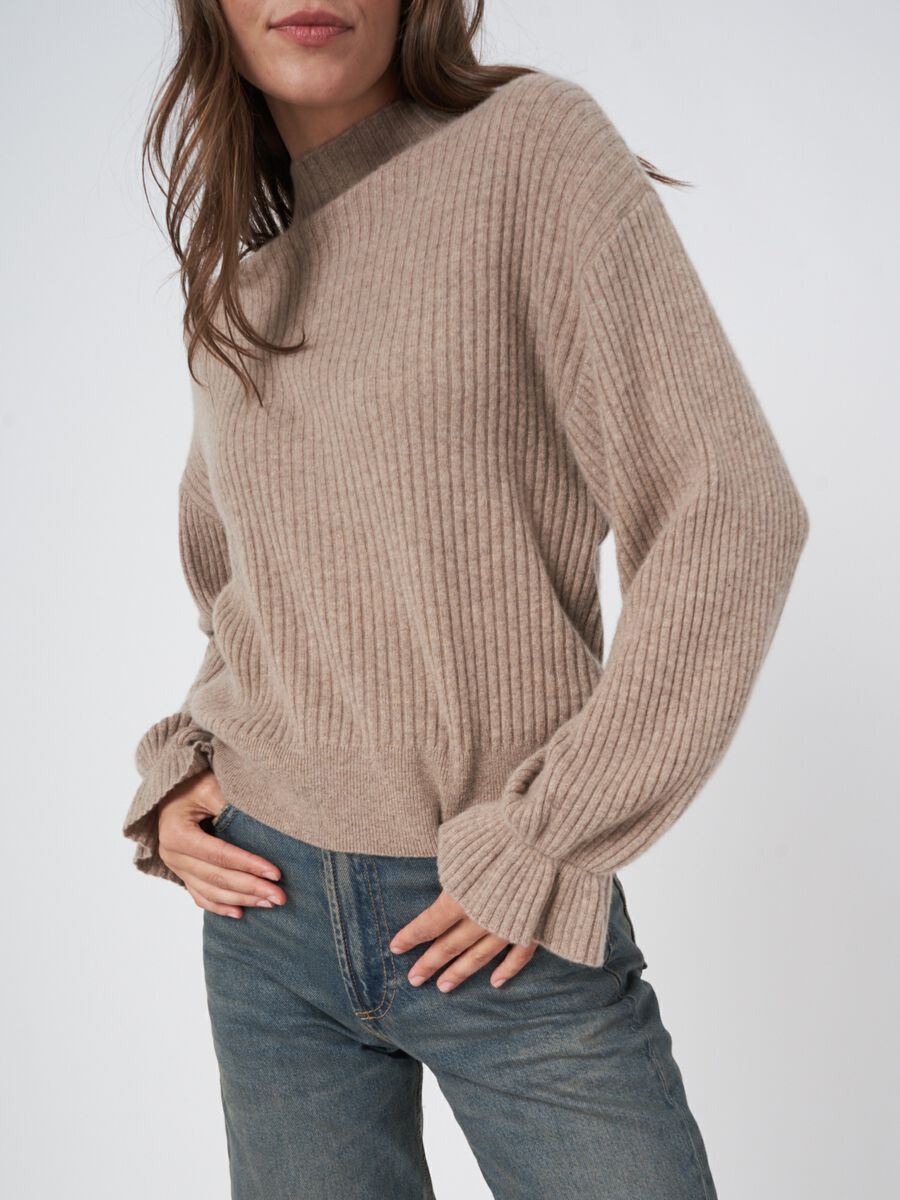 Ribgebreide cashmere trui ruche aan de mouw image number 4