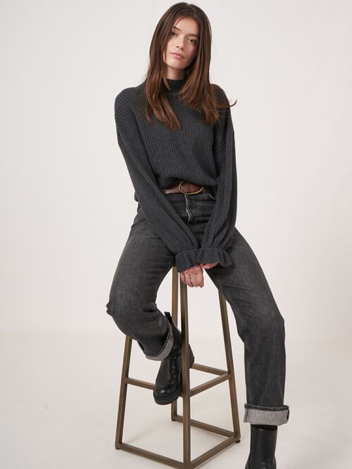 Kaschmir-Rippenstrick-Pullover mit gerüschten Ärmeln