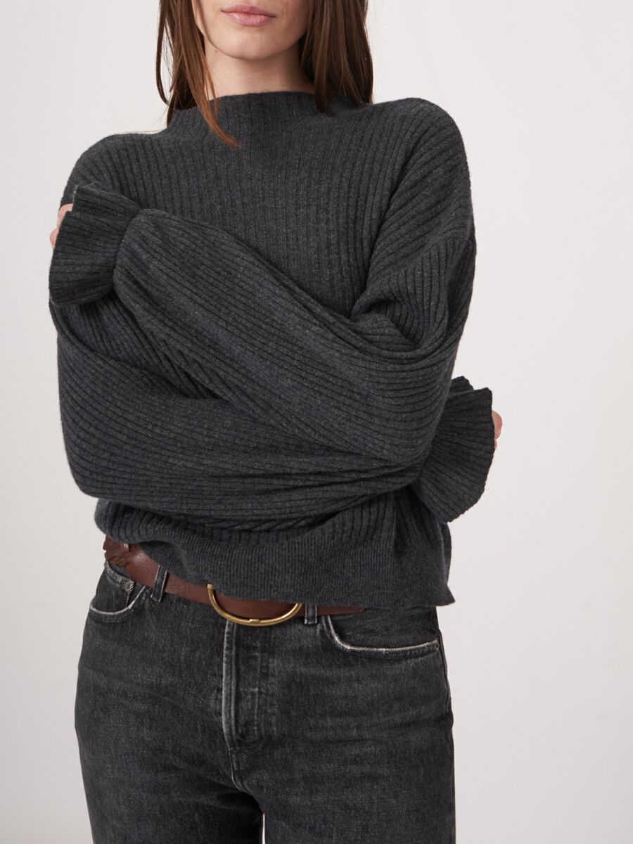 Ribgebreide cashmere trui ruche aan de mouw image number 3