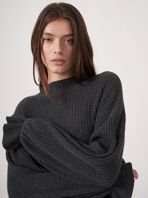 Pull côtelé en cachemire avec manches à volants image number 4