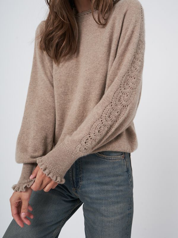 Cashmere trui met gehaakte details image number 2
