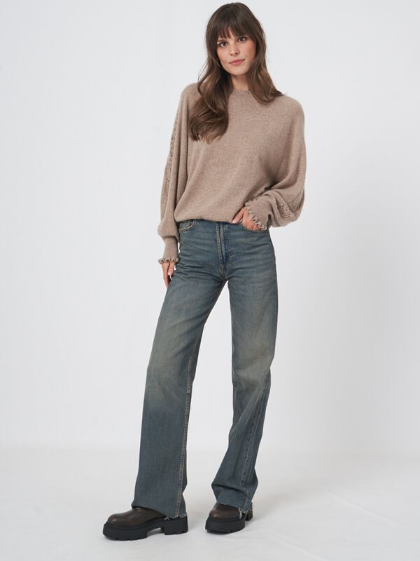 Cashmere trui met gehaakte details image number 5